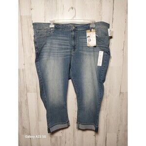 Levi's Signature Gold Mid Rise Capri Jeans Size 26 NWT